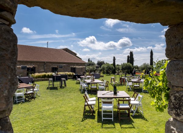 Mesas de aperitivos con sillas mezcladas