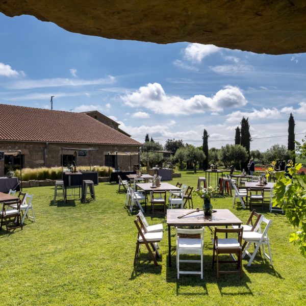 Mesas de aperitivos con sillas mezcladas