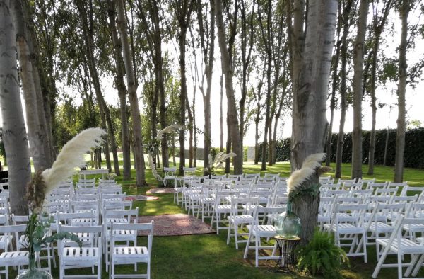 ceremonia con plegables blancas